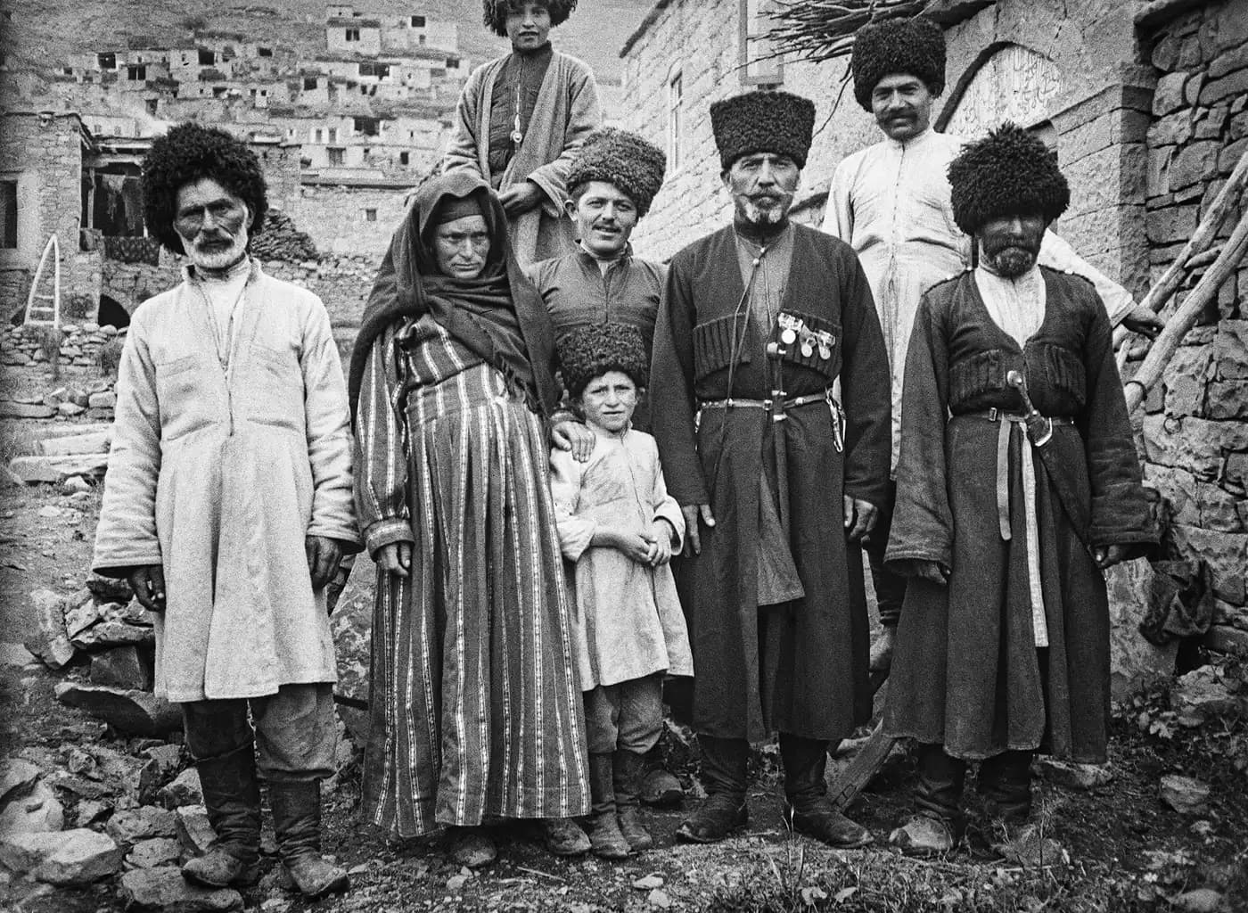 Семья горцев из аула Куруш в традиционной одежде — папахи и кинжалы на поясе, начало XX века