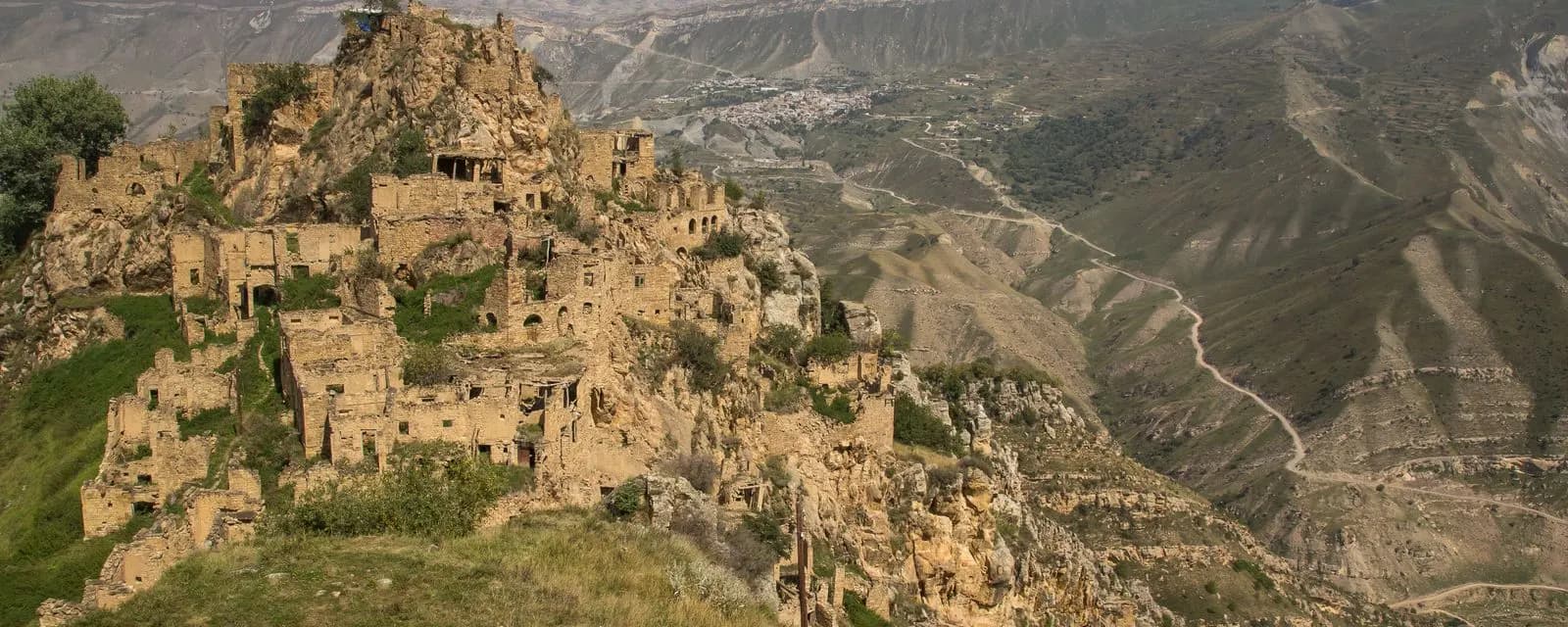 Панорама заброшенного аула Гамсутль на скальном гребне в горах Гунибского района Дагестана