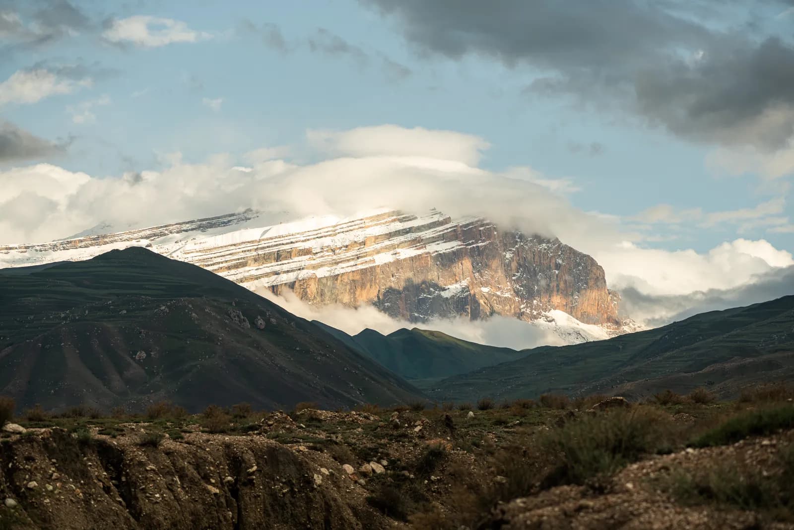 Слоистая скальная стена Ярыдага в облаках на закате — дагестанские Доломиты у границы с Азербайджаном