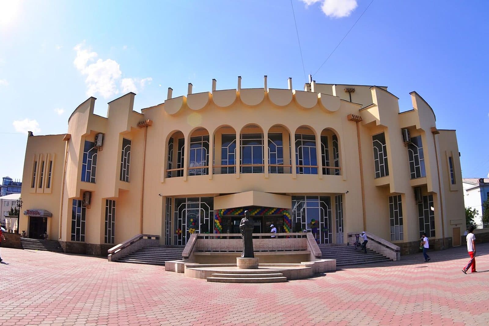 Здание Кумыкского музыкально-драматического театра в Махачкале, где проходит фестиваль «Русская сцена»