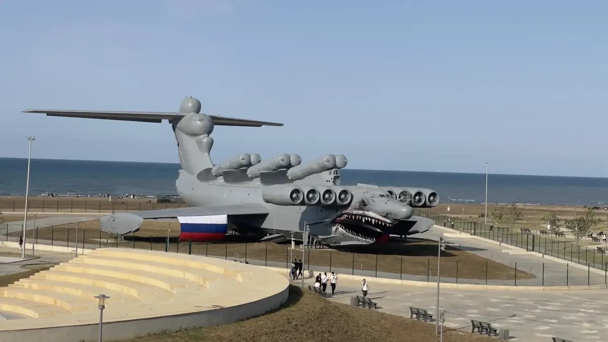 Экраноплан «Лунь» с раскрашенным акульей пастью носом и российским флагом на борту — главный экспонат парка «Патриот» у Дербента