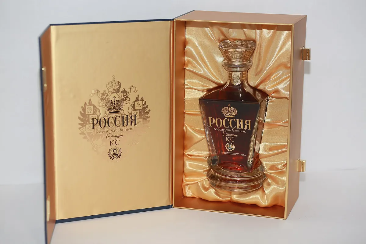 Подарочная коробка с графином российского коньяка «Россия» производства Кизлярского коньячного завода