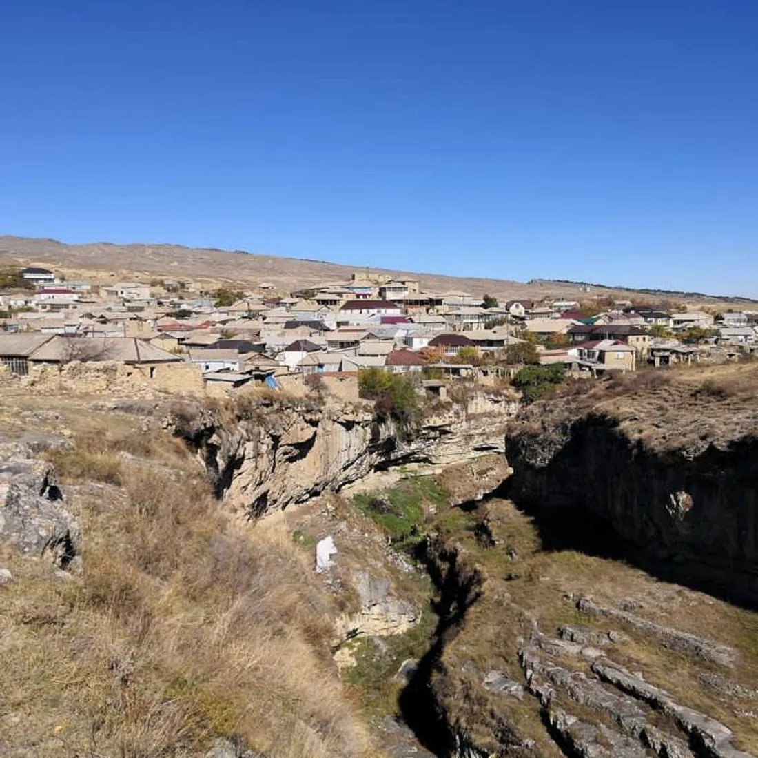 Село Кегер на краю глубокого каньона в Гунибском районе Дагестана
