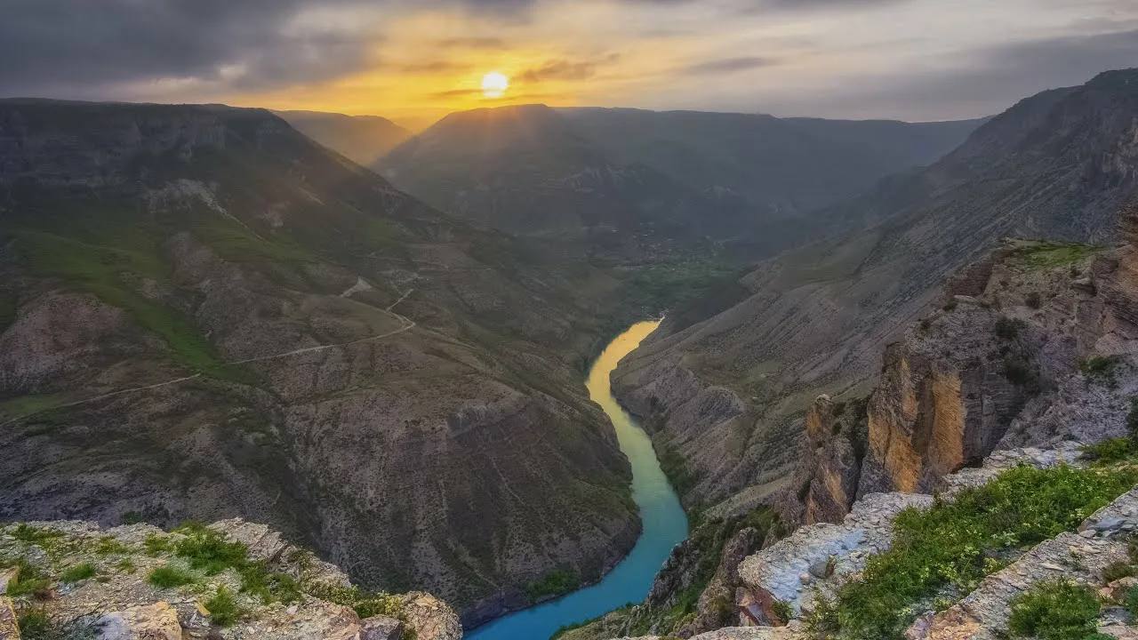 Сулакский каньон на закате — бирюзовая река змейкой вьётся между отвесными горными склонами